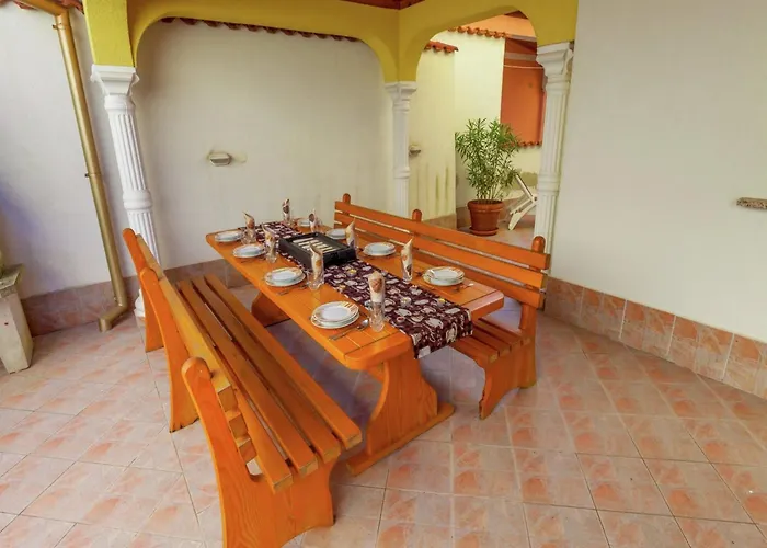 Spacious In With Swimming Pool Apartament *