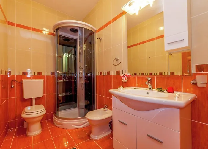 Spacious In With Swimming Pool