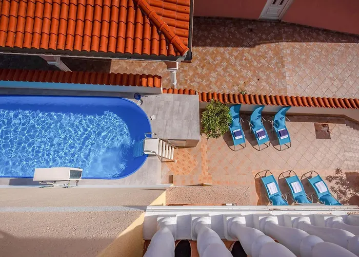 Spacious In With Swimming Pool Apartament