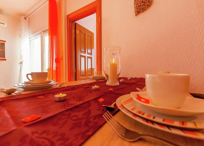 Spacious In With Swimming Pool Apartament *