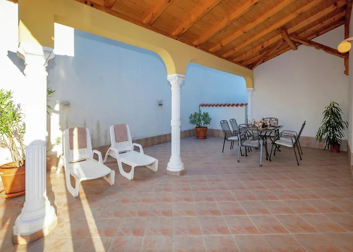 Spacious In With Swimming Pool Apartament