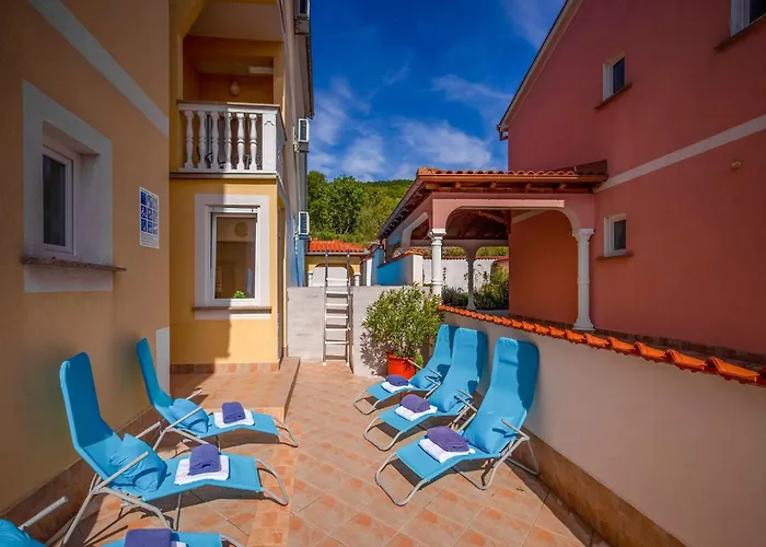 Spacious In With Swimming Pool Apartament *