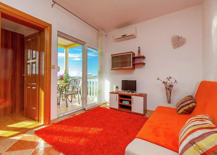 Spacious In With Swimming Pool *