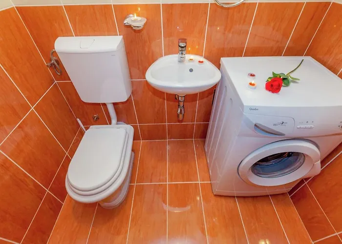Spacious In With Swimming Pool Apartament