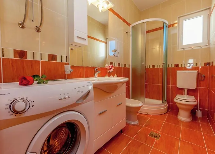 Spacious In With Swimming Pool Apartament