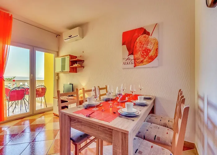 Spacious In With Swimming Pool *