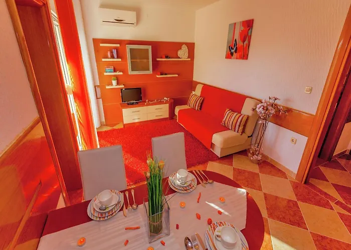 Spacious In With Swimming Pool Apartament